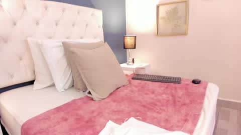 Snapshot of emiily_roberts1 chatting on December 13, 8:14 pm EMILY ROBERTS online show from December 13, 8:14 pm