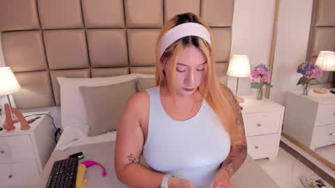 Snapshot of emiily_roberts1 chatting on March 7, 3:19 am EMILY ROBERTS online show from March 7, 3:19 am