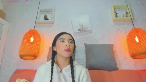 Snapshot of emiily_s chatting on October 22, 12:10 pm Emily online show from October 22, 12:10 pm