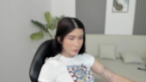 Snapshot of emiilycutex_ chatting on March 4, 12:12 pm online show from March 4, 12:12 pm