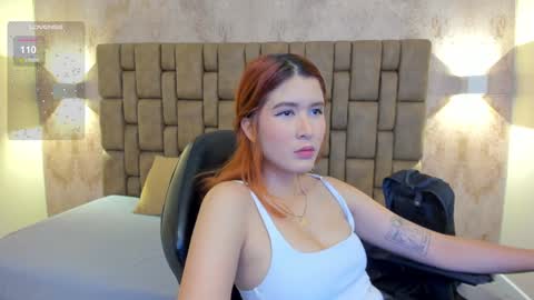 Snapshot of emiilycutex_ chatting on February 8, 12:06 pm online show from February 8, 12:06 pm
