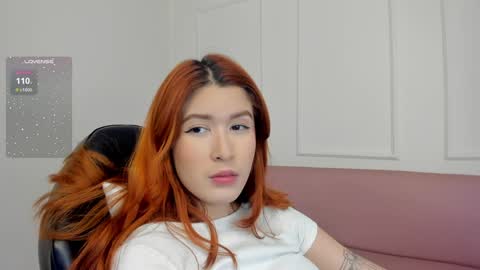 Snapshot of emiilycutex_ chatting on February 1, 12:05 pm online show from February 1, 12:05 pm