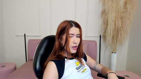Snapshot of emiilycutex_ chatting on December 2, 12:17 pm online show from December 2, 12:17 pm
