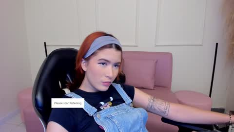 Snapshot of emiilycutex_ chatting on January 27, 12:16 pm online show from January 27, 12:16 pm