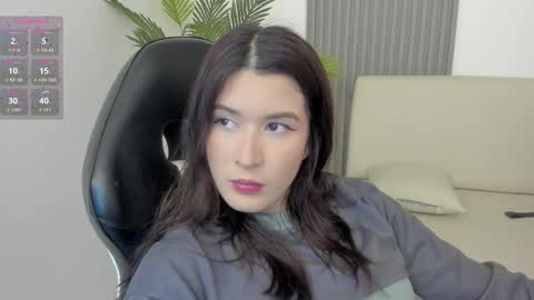 Snapshot of emiilycutex_ chatting on March 7, 12:12 pm online show from March 7, 12:12 pm