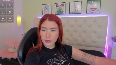 Snapshot of emiilycutex_ chatting on December 9, 12:19 pm online show from December 9, 12:19 pm
