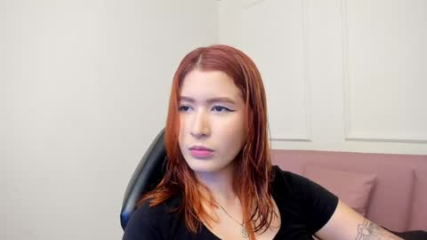 Snapshot of emiilycutex_ chatting on December 6, 12:16 pm online show from December 6, 12:16 pm
