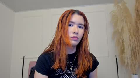 Snapshot of emiilycutex_ chatting on February 5, 12:17 pm online show from February 5, 12:17 pm