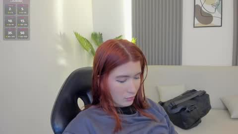 Snapshot of emiilycutex_ chatting on December 28, 1:17 pm online show from December 28, 1:17 pm