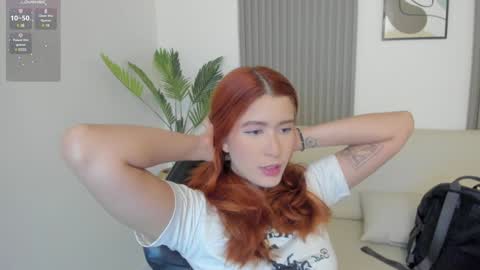 Snapshot of emiilycutex_ chatting on January 7, 12:09 pm online show from January 7, 12:09 pm
