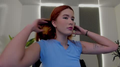 Snapshot of emiilycutex_ chatting on January 10, 12:04 pm online show from January 10, 12:04 pm