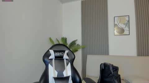 Snapshot of emiilycutex_ chatting on January 15, 12:15 pm online show from January 15, 12:15 pm
