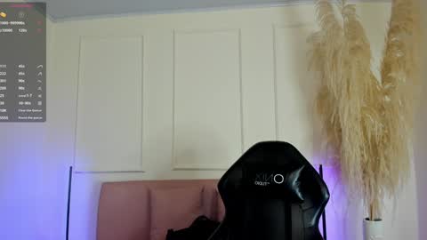 Snapshot of emiilycutex_ chatting on December 4, 12:14 pm online show from December 4, 12:14 pm