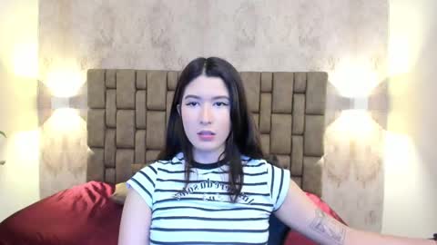 Snapshot of emiilycutex_ chatting on February 21, 12:06 pm online show from February 21, 12:06 pm