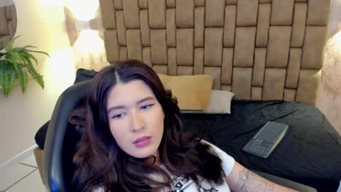 Snapshot of emiilycutex_ chatting on February 25, 12:16 pm online show from February 25, 12:16 pm