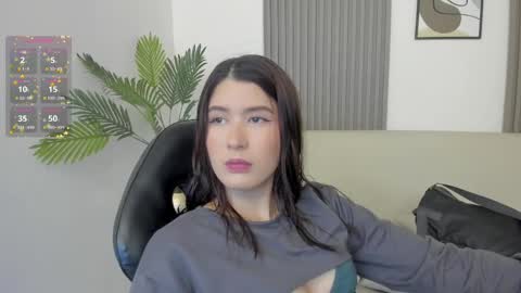 Snapshot of emiilycutex_ chatting on March 5, 12:11 pm online show from March 5, 12:11 pm