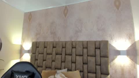 Snapshot of emiilycutex_ chatting on February 13, 12:11 pm online show from February 13, 12:11 pm