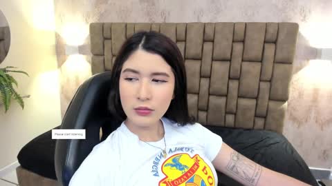 Snapshot of emiilycutex_ chatting on February 22, 12:19 pm online show from February 22, 12:19 pm