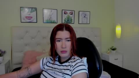Snapshot of emiilycutex_ chatting on December 16, 12:06 pm online show from December 16, 12:06 pm