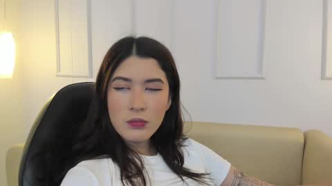 Snapshot of emiilycutex_ chatting on March 10, 12:17 pm online show from March 10, 12:17 pm