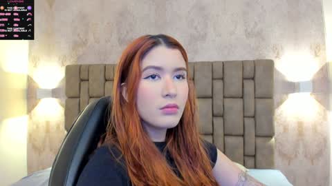 Snapshot of emiilycutex_ chatting on February 7, 12:06 pm online show from February 7, 12:06 pm