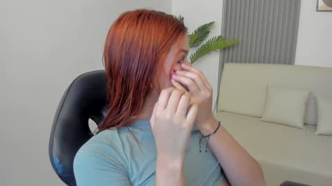Snapshot of emiilycutex_ chatting on January 11, 12:07 pm online show from January 11, 12:07 pm