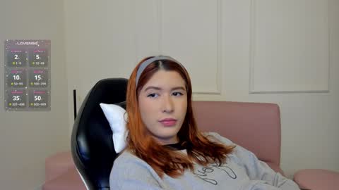 Snapshot of emiilycutex_ chatting on February 3, 12:14 pm online show from February 3, 12:14 pm