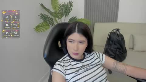 Snapshot of emiilycutex_ chatting on March 6, 12:09 pm online show from March 6, 12:09 pm