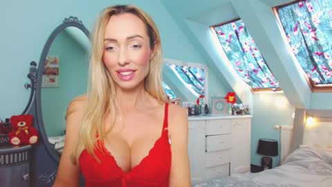 Snapshot of emilachat chatting on March 11, 9:45 am Emila online show from March 11, 9:45 am