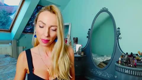 Snapshot of emilachat chatting on February 10, 3:42 pm Emila online show from February 10, 3:42 pm