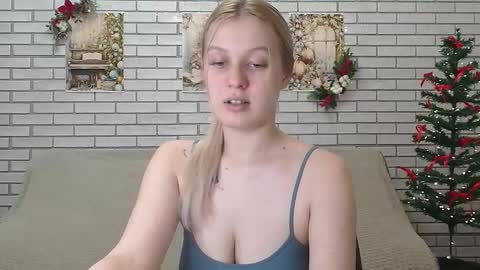 Snapshot of emiliaduchess chatting on December 19, 8:45 am Amili online show from December 19, 8:45 am