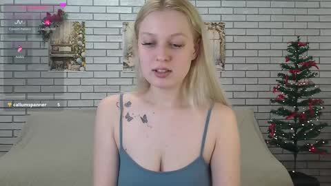 Snapshot of emiliaduchess chatting on January 3, 11:46 am Amili online show from January 3, 11:46 am
