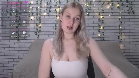 Snapshot of emiliaduchess chatting on March 1, 7:30 am Amili online show from March 1, 7:30 am