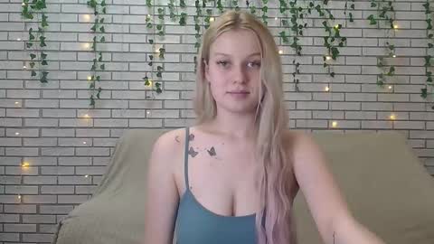 Snapshot of emiliaduchess chatting on December 14, 3:04 pm Amili online show from December 14, 3:04 pm