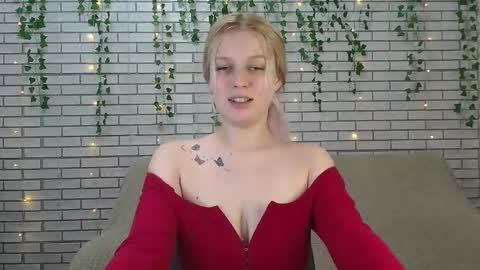 Snapshot of emiliaduchess chatting on December 13, 9:04 am Amili online show from December 13, 9:04 am