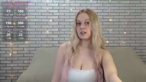 Snapshot of emiliaduchess chatting on December 12, 1:39 pm Amili online show from December 12, 1:39 pm