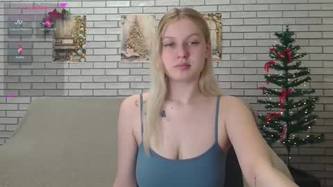 Snapshot of emiliaduchess chatting on January 25, 8:00 am Amili online show from January 25, 8:00 am
