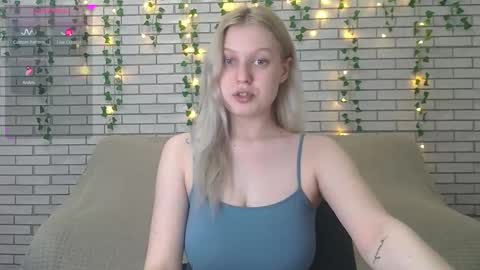 Snapshot of emiliaduchess chatting on February 12, 8:59 am Amili online show from February 12, 8:59 am