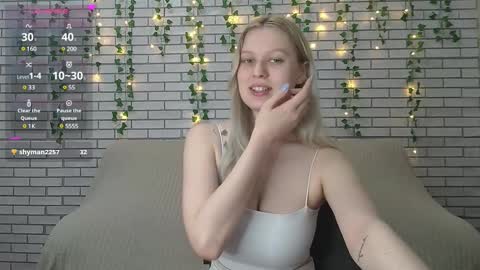 Snapshot of emiliaduchess chatting on February 13, 6:20 am Amili online show from February 13, 6:20 am