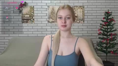 Snapshot of emiliaduchess chatting on January 7, 6:59 am Amili online show from January 7, 6:59 am