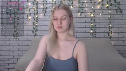 Snapshot of emiliaduchess chatting on February 27, 6:18 am Amili online show from February 27, 6:18 am