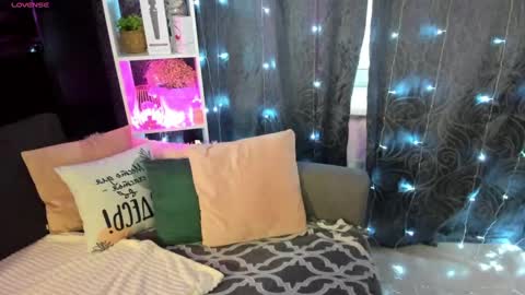 Snapshot of emiliyaqueen chatting on February 9, 2:28 am Emiliya online show from February 9, 2:28 am