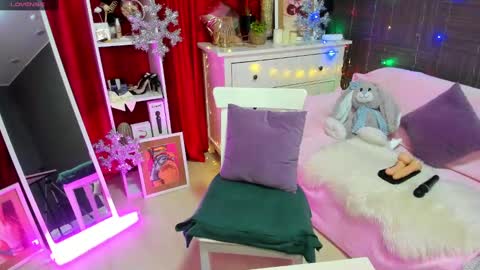 Snapshot of emiliyaqueen chatting on December 11, 2:19 am Emiliya online show from December 11, 2:19 am