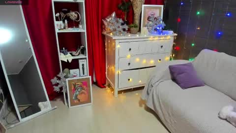 Snapshot of emiliyaqueen chatting on December 18, 2:42 am Emiliya online show from December 18, 2:42 am