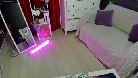 Snapshot of emiliyaqueen chatting on December 3, 1:50 am Emiliya online show from December 3, 1:50 am