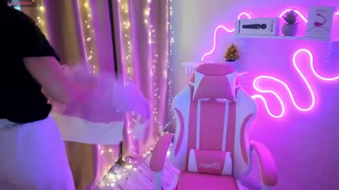 Snapshot of emiliyaqueen chatting on February 24, 1:55 am Emiliya online show from February 24, 1:55 am