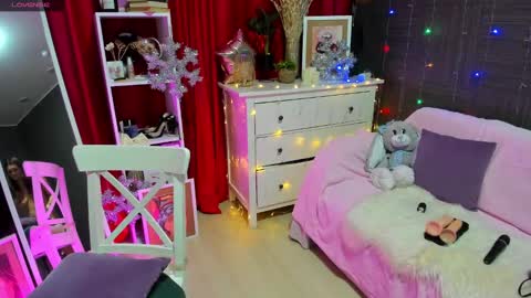 Snapshot of emiliyaqueen chatting on December 14, 2:33 am Emiliya online show from December 14, 2:33 am