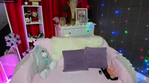 Snapshot of emiliyaqueen chatting on December 27, 2:04 am Emiliya online show from December 27, 2:04 am