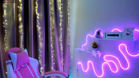Snapshot of emiliyaqueen chatting on March 6, 2:30 am Emiliya online show from March 6, 2:30 am