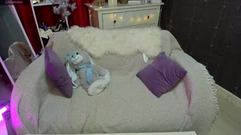 Snapshot of emiliyaqueen chatting on December 7, 1:36 am Emiliya online show from December 7, 1:36 am